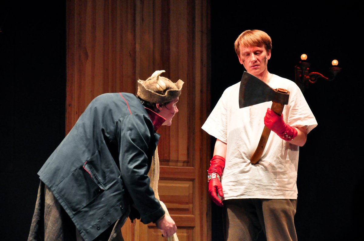 Олег Ягодин и Антон Макушин в спектакле «Борис Годунов», московские гастроли на сцене Театрального центра «На Страстном», 15 января 2014 год. Фото: Gerarus / Wikimedia (CC BY-SA 4.0)