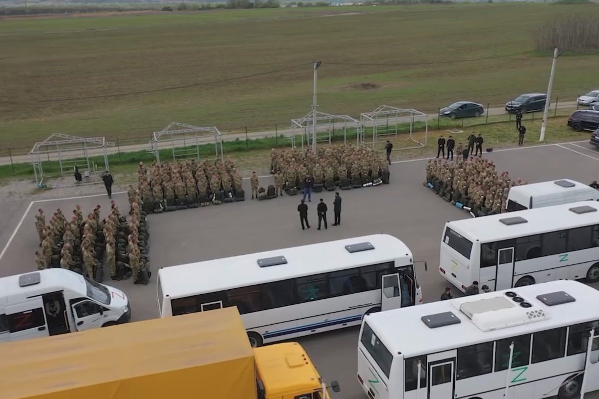 Добровольцы готовятся к отправке в Украину из Гудермеса. Фото: Рамзан Кадыров / Telegram