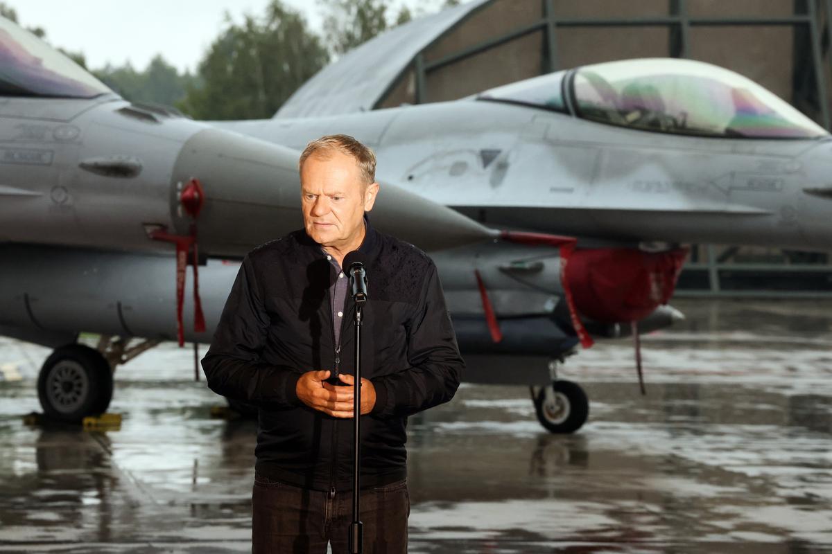Polish Prime Minister Donald Tusk during a visit to the country’s 32nd Tactical Air Base in Lask, Poland, 11 September 2025. Photo: EPA / MARIAN ZUBRZYCKI