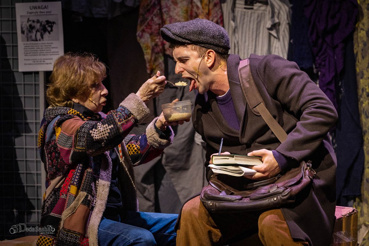 Лия Ахеджакова исполняет роль в спектакле «Веди свой плуг по костям мертвецов». Фото: Александр Ханин