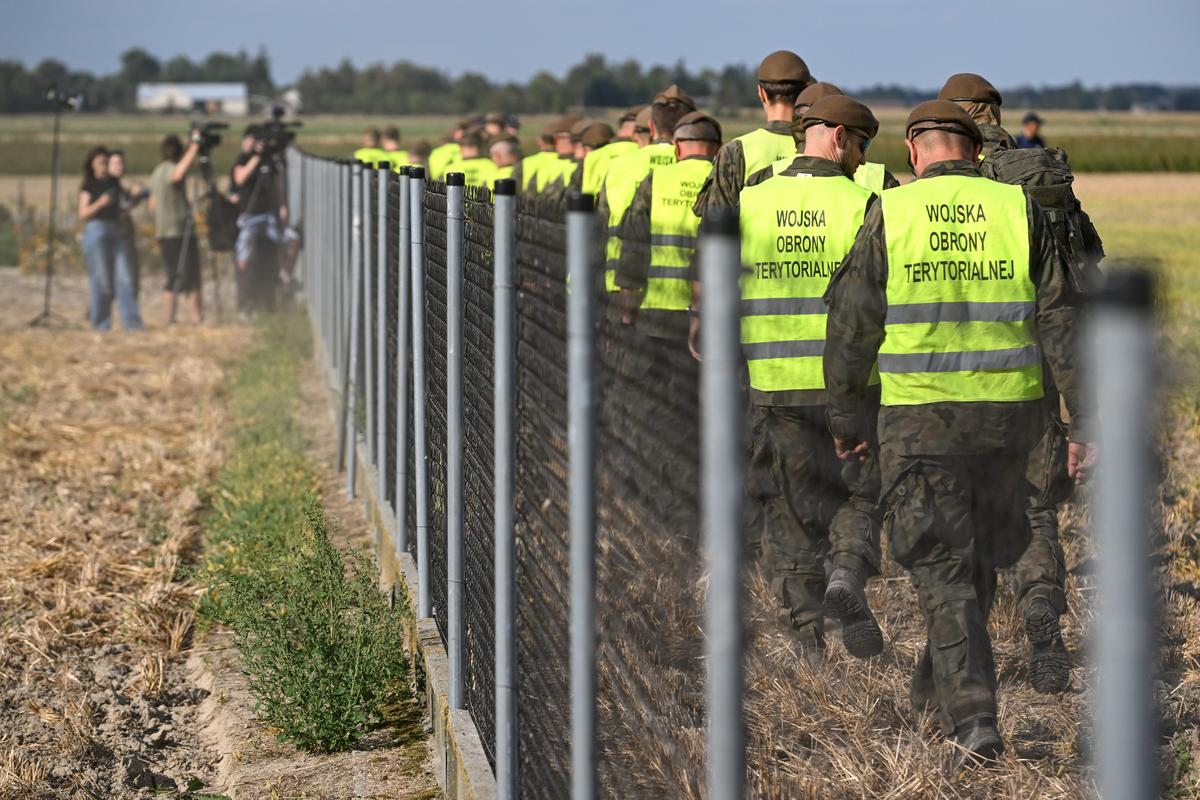 Members of Poland’s Territorial Defence Forces search for evidence at the crash site of a Russian drone in the village of Wohyn, eastern Poland, 10 September 2025. EPA/WOJTEK JARGILO