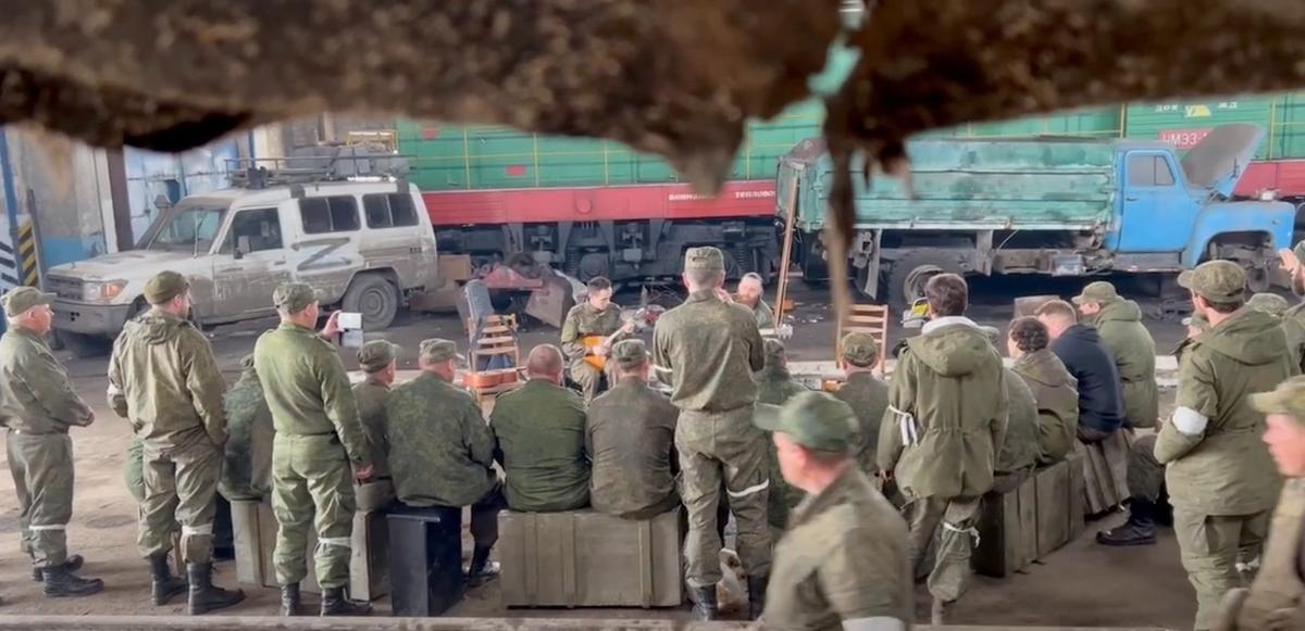 Музыканты из филармонии Луганска дают концерт для других мобилизованных. Фото: скрин видео