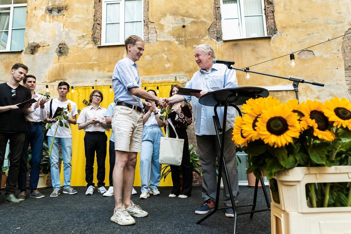 Григорий Голосов вручает дипломы выпускникам Европейского университета, 2022 год. Фото: Фото: ЕУСПб / VK