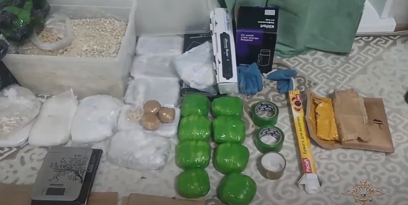 Пока маркетплейсы борются за популярность, силовики продолжают охотиться на курьеров и варщиков. В 2022 году МВД выявило на 42,3% больше преступлений, связанных с производством наркотиков, чем за прошлый год, но цены в даркнете от задержаний не меняются. Фото: оперативная съемка МВД, опубликованная в феврале 2023 года