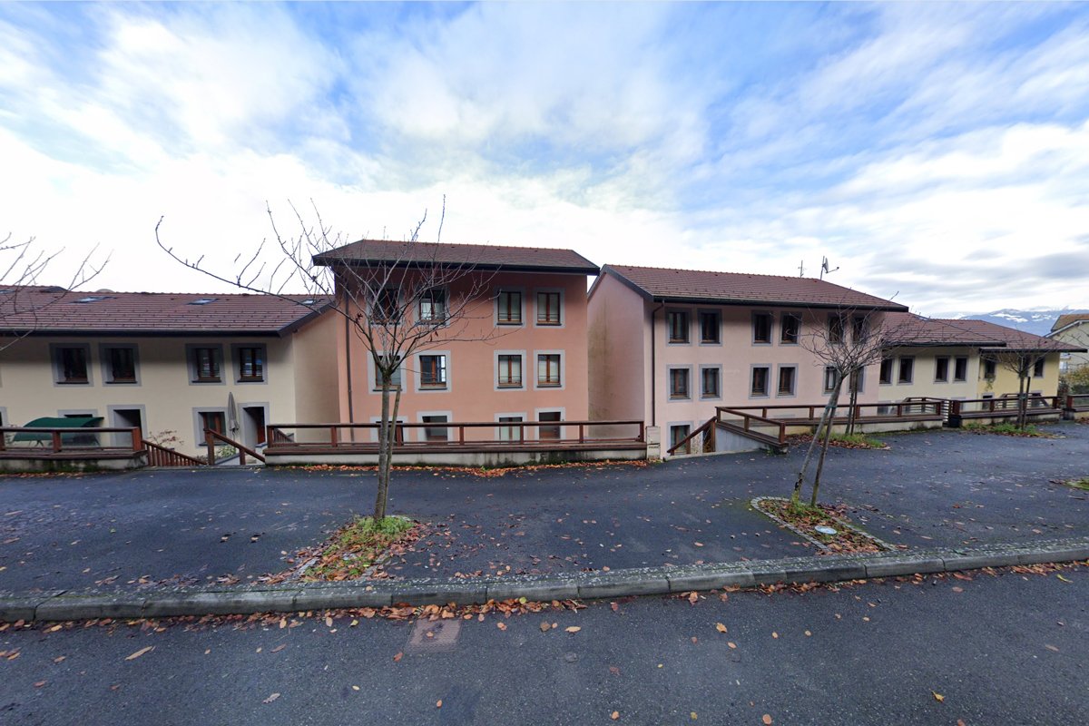 Дом Илариона в Мейлери (двух-квартирное розовато-оранжевое здание, часть слева), ноябрь 2022 года. Фото: Google Street-View