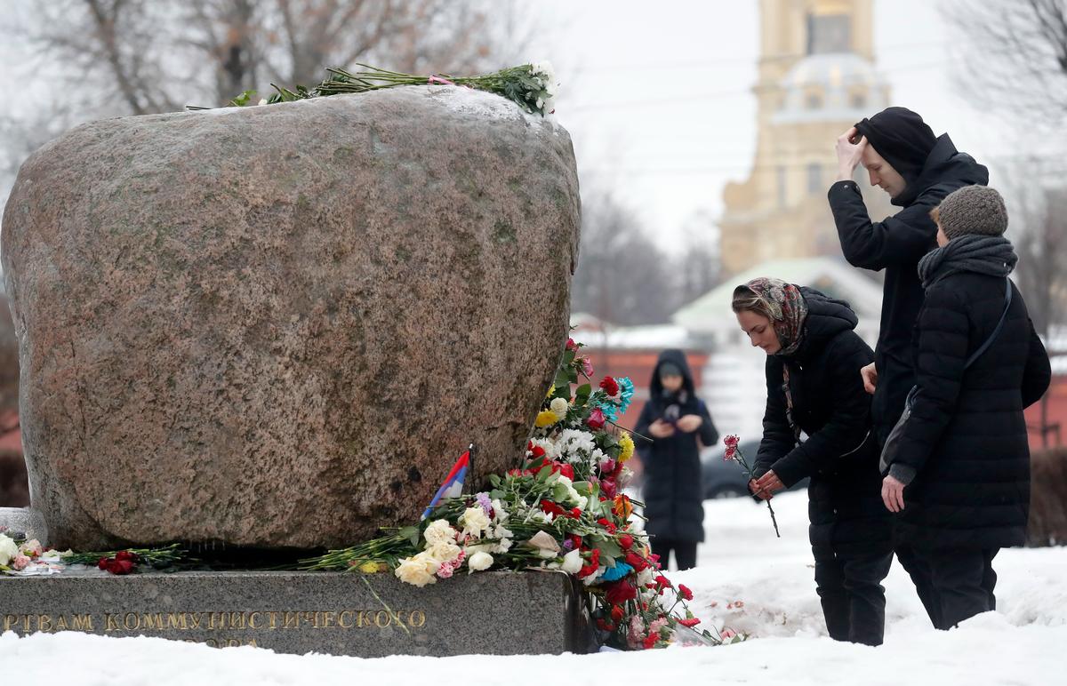 People lay flowers for late opposition leader Alexey Navalny during a vigil following his death, St. Petersburg, Russia, 17 February 2024. Photo: EPA-EFE/ANATOLY MALTSEV