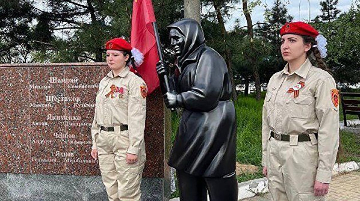 Памятник «бабушка с советским флагом», Мариуполь, Украина. Фото: ukraina.ru