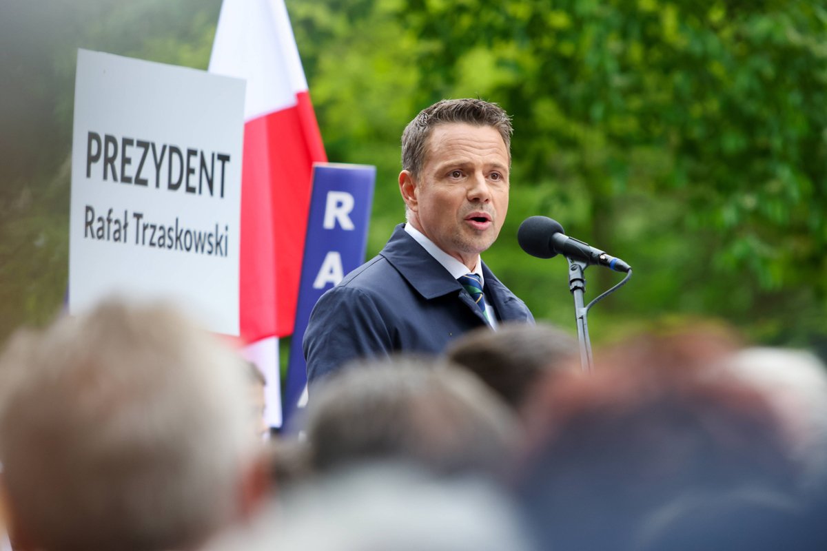 Рафал Тшасковский выступает на предвыборном митинге в Кендзежин-Козле, Польша, 6 мая 2025 года. Фото: Krzysztof Swiderski / EPA-EFE