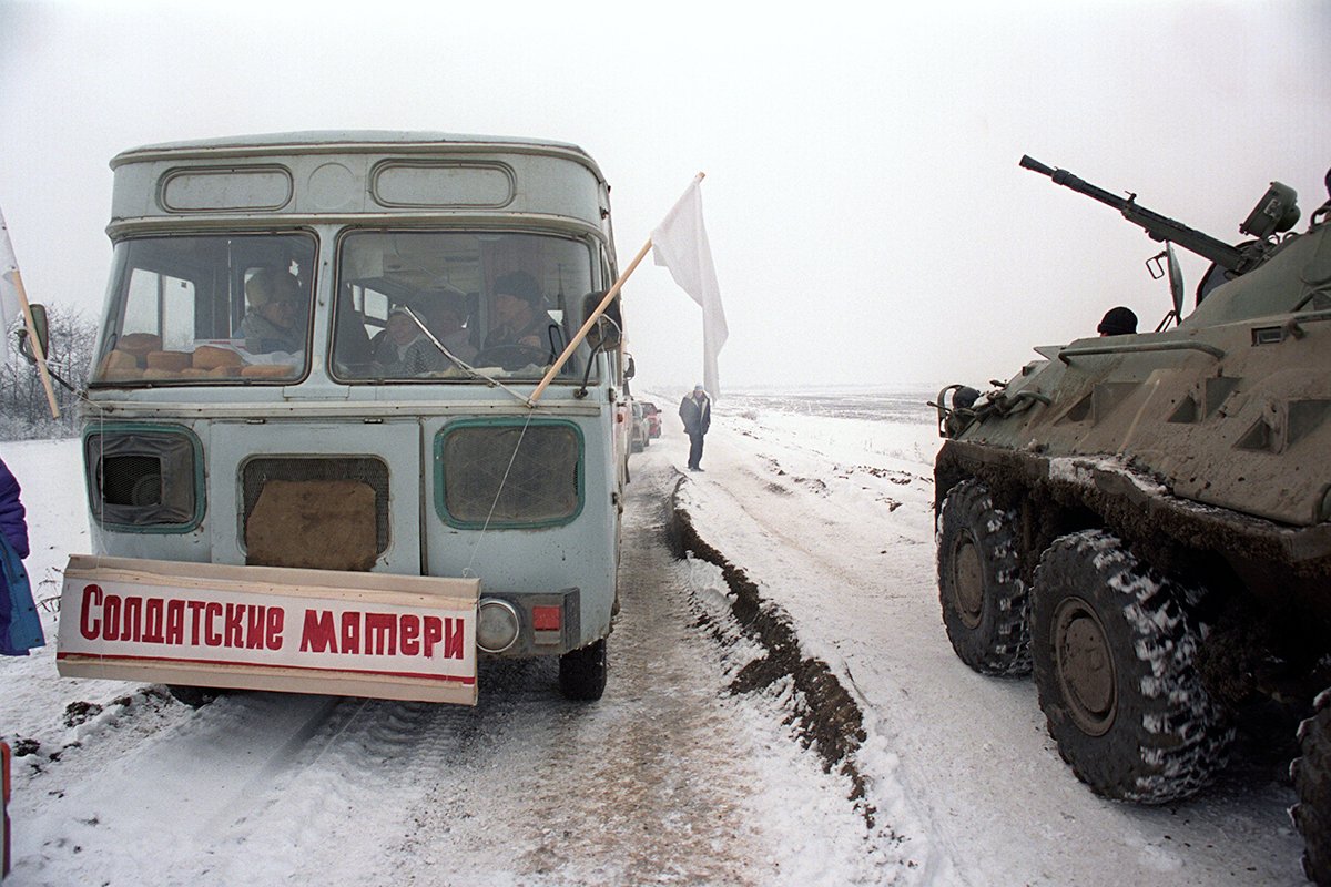 Автобус с делегацией Комитета солдатских матерей движется к границе с Чечней, Ингушетия, Россия, 1 февраля 1995 года. Фото: Александр Неменов / EPA