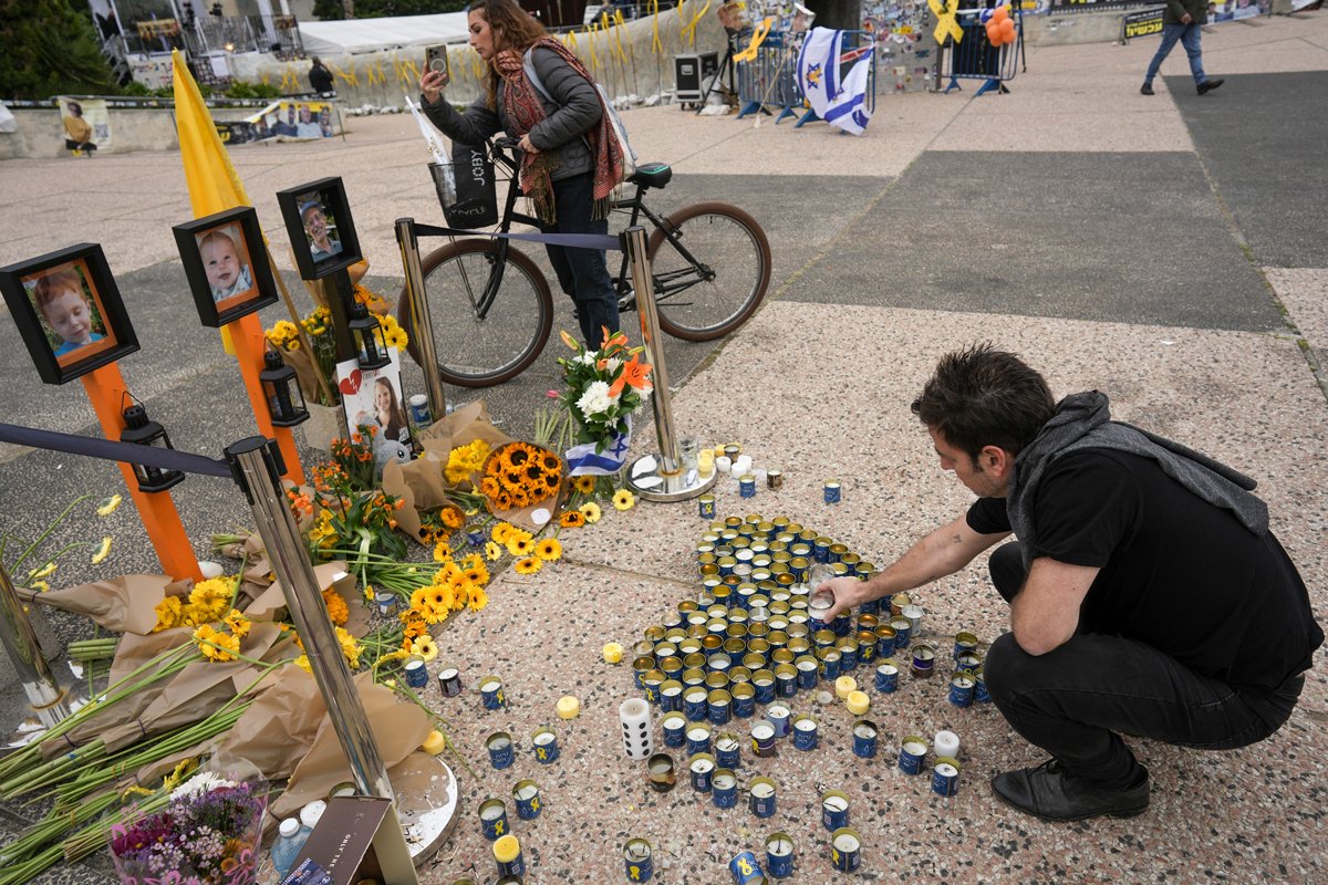 Мемориал в память о погибших заложниках с фотографиями Ариэле и Кфира Бибаса, а также Одеда Лифшица на площади Заложников в Тель-Авиве, 22 февраля 2025 года. Фото: Oded Balilty / AP Photo / Scanpix / LETA