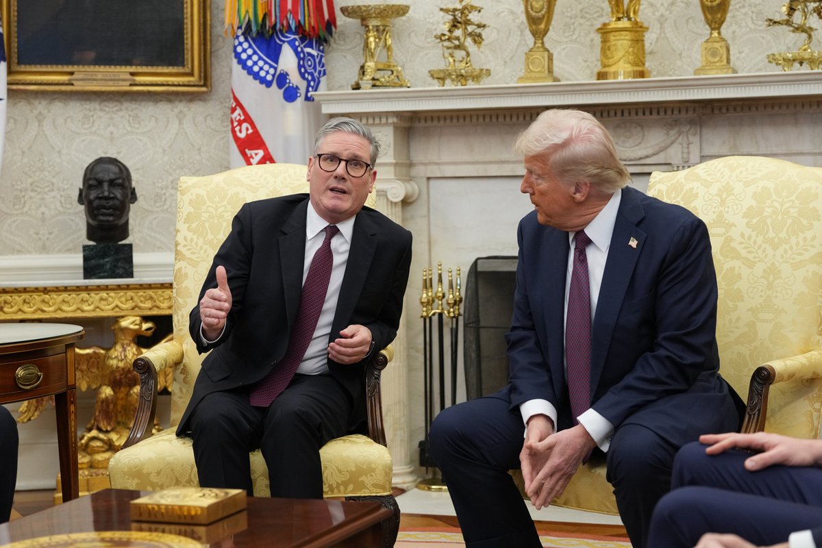 Кир Стармер и Дональд Трамп во время встречи в Овальном кабинете Белого дома, Вашингтон, 27 февраля 2025 года. Фото: Chris Kleponis / EPA