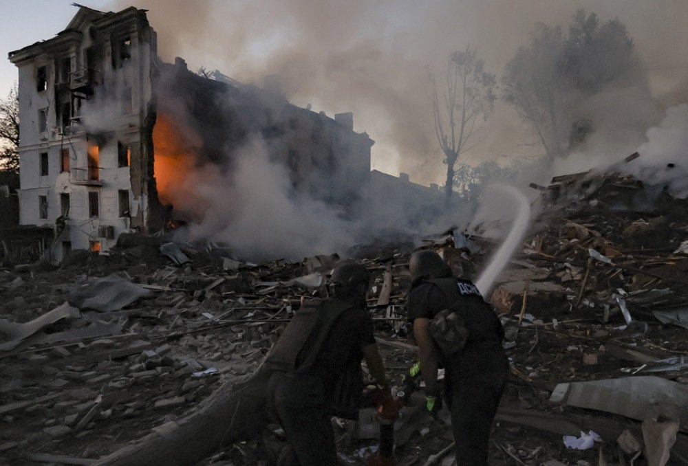 Ukrainian rescuers fight a fire in a five-storey residential building in the Donetsk region city of Kramatorsk following a Russian airstrike, 31 July 2025. Photo: EPA/YEVHEN TITOV
