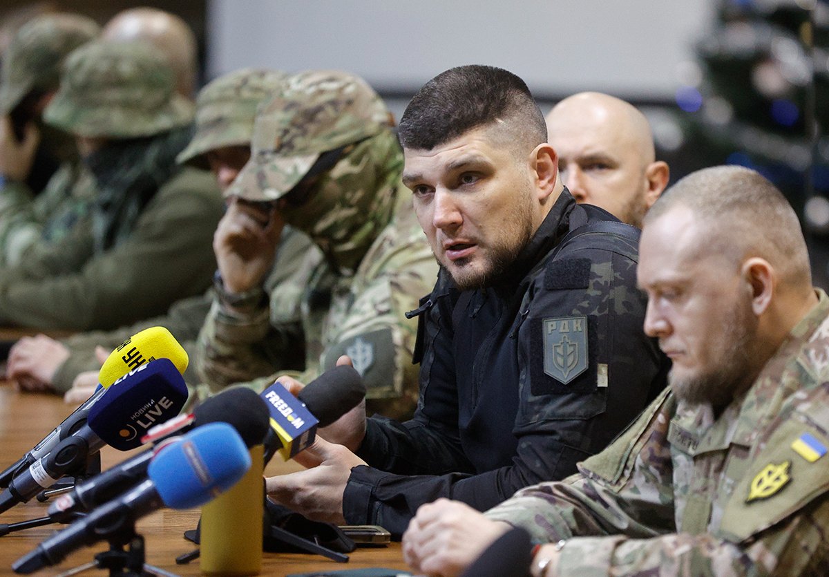 Основатель и командир РДК Денис Никитин (позывной Белый Рекс) во время пресс-конференции в Киеве, Украина, 23 декабря 2024 года. Фото: Sergey Dolzhenko / EPA-EFE