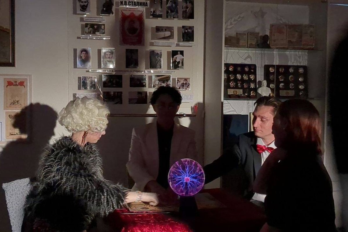 Спиритический сеанс в «Сталин-центре». Фото: Подслушано Барнаул / VK