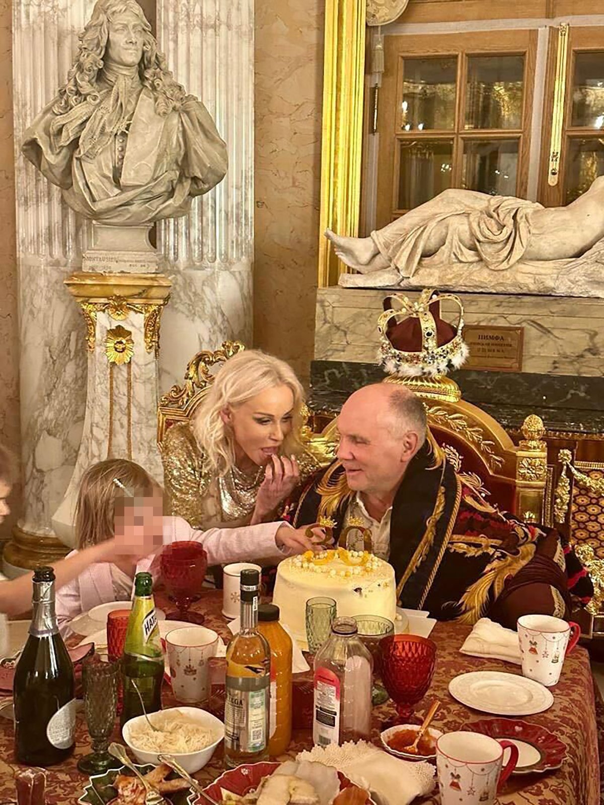 Сергей Васильев с женой Еленой в своем доме. Фото предоставлено Александром Ефимовым