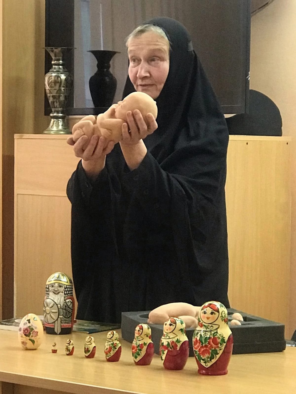 Монахиня Елисавета (Кавелина) выступает перед старшеклассницами школы в Лысьвенской СОШ №3 «Точка роста» в Пермском крае, 24 марта 2025 года. Фото: Vkontakte / РО МОО Союз Православных Женщин Прикамья