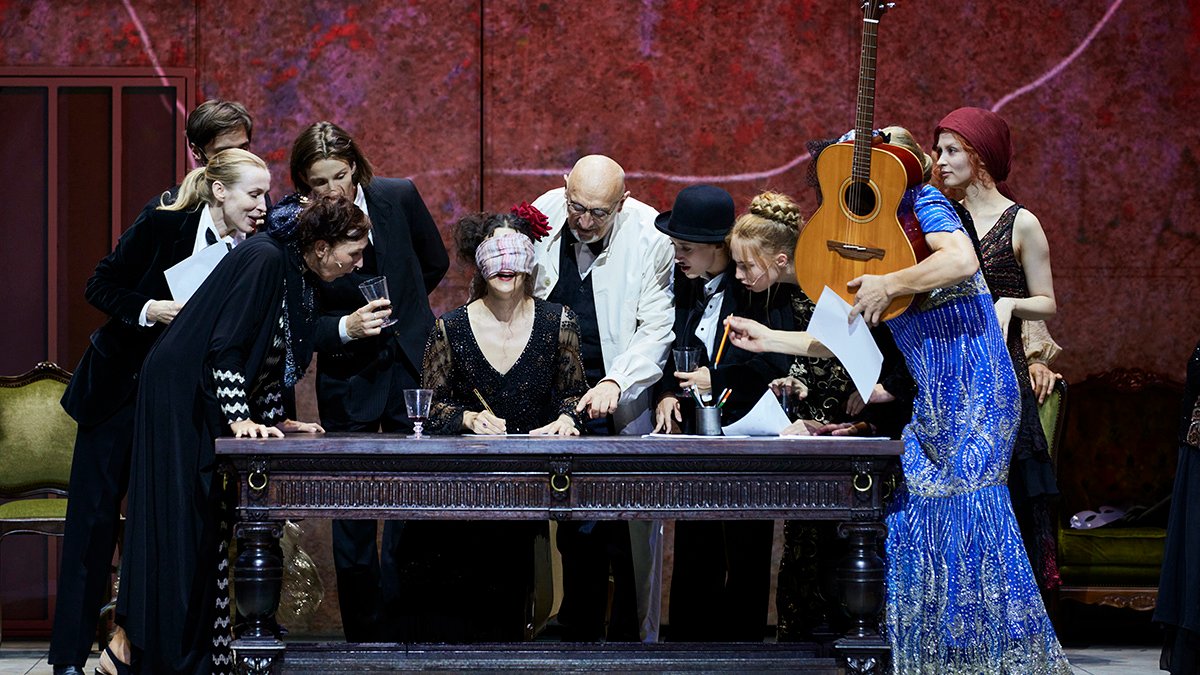 Сцена из спектакля «Волшебная гора». Фото: salzburgerfestspiele.at