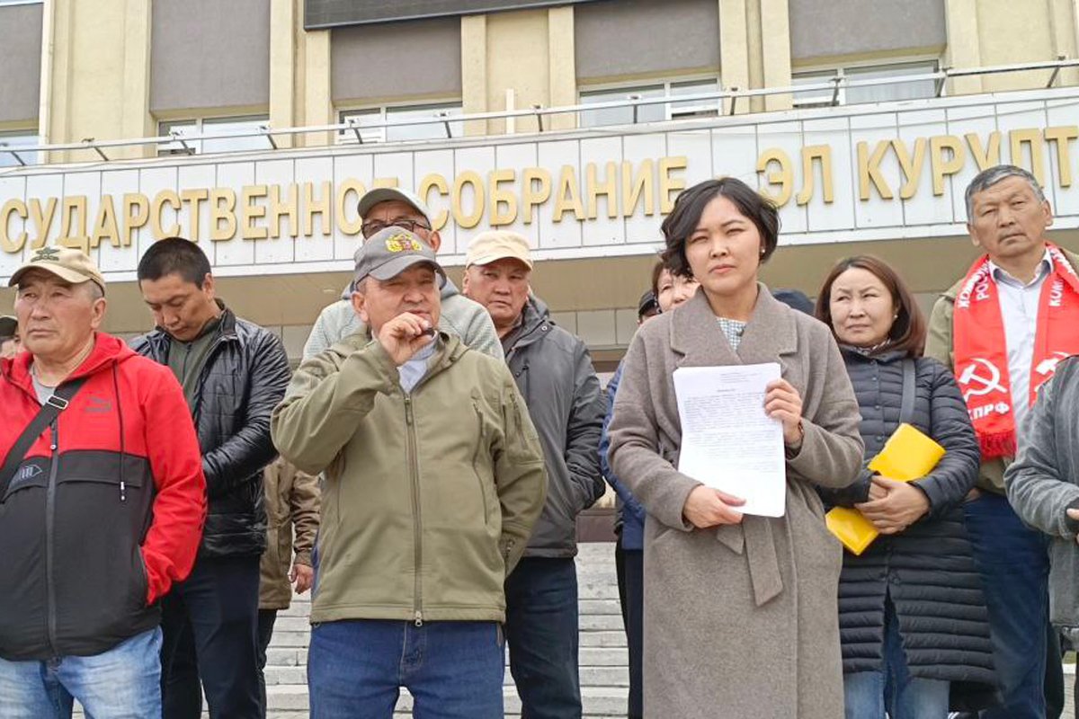 Аруна Арна с протестующими у здания государственного собрания республики Алтай, апрель 2025 года. Фото: Telegram