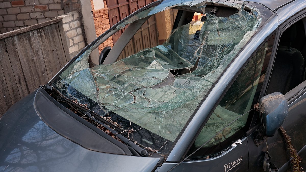 Автомобиль, атакованный дроном. Фото: Василий Крестьянинов / «Новая Газета Европа»