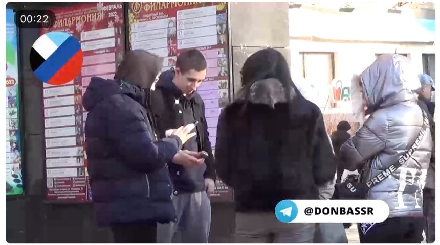 Сотрудники филармонии перед сборами 23 февраля. Фото: скрин видео интервью Павла Чуприны