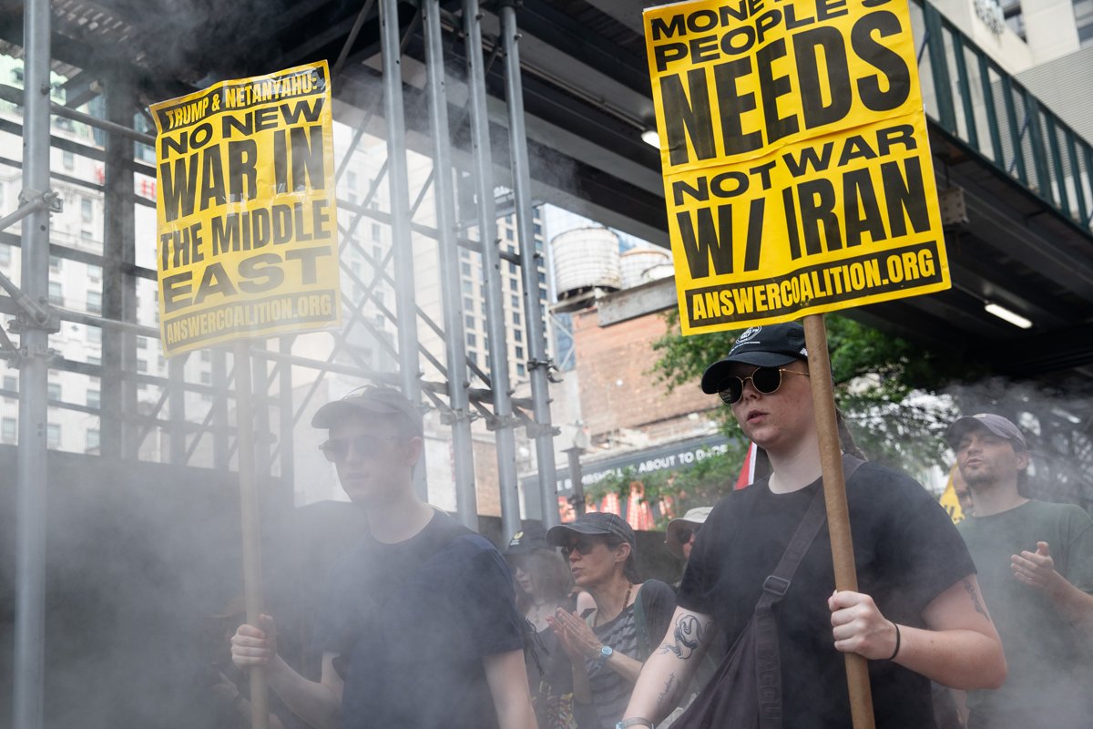 «Нет новой войне на Ближнем Востоке». Митинг в Нью-Йорке. Фото: Jim Lo Scalzo / EPA Фото: Julius Constantine Motal / EP