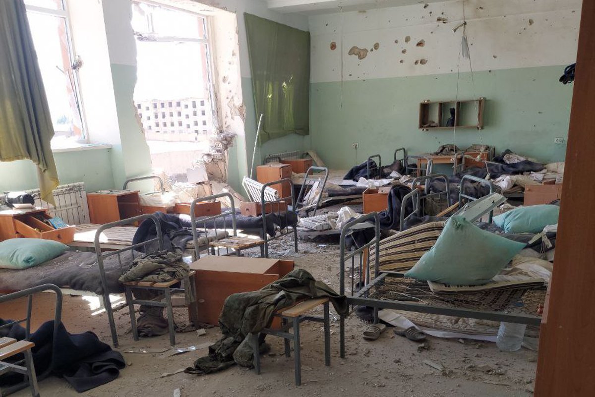 Поврежденная казарма в Гегаркунике. Фото: ArturPetrosyan1988 / Wikimedia (CC BY-SA 4.0)