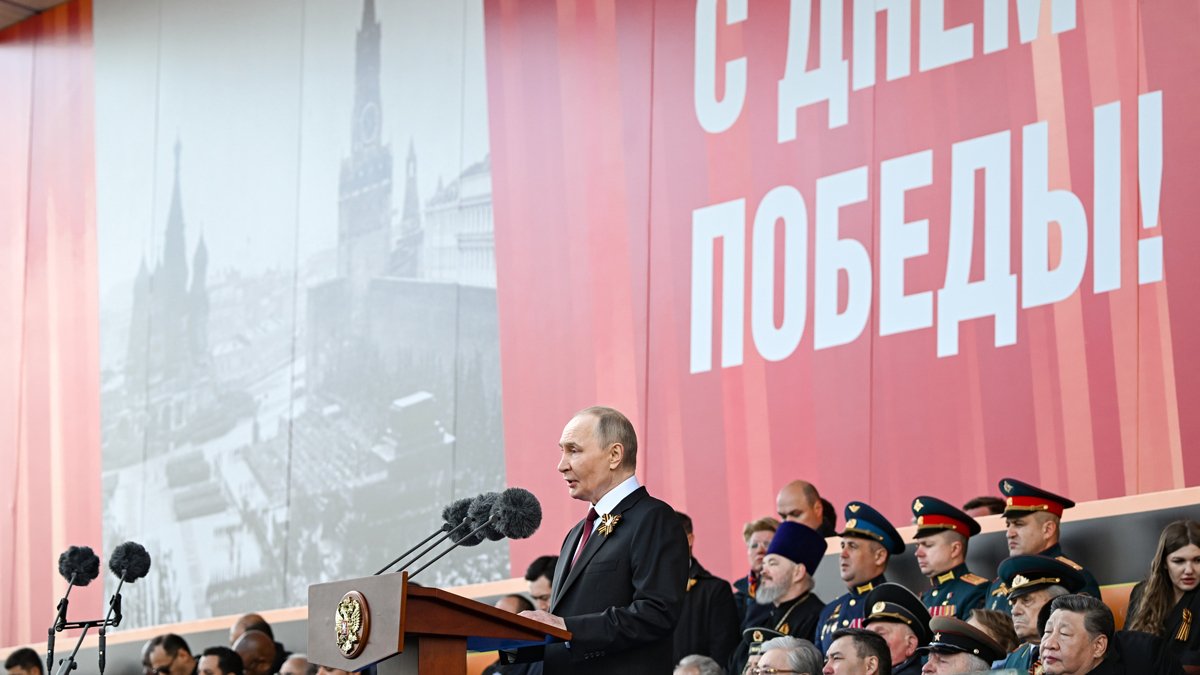 Владимир Путин выступает с речью на параде Победы на Красной площади в Москве, 9 мая 2025 года. Фото: Сергей Бобылёв / РИА Новости / EPA