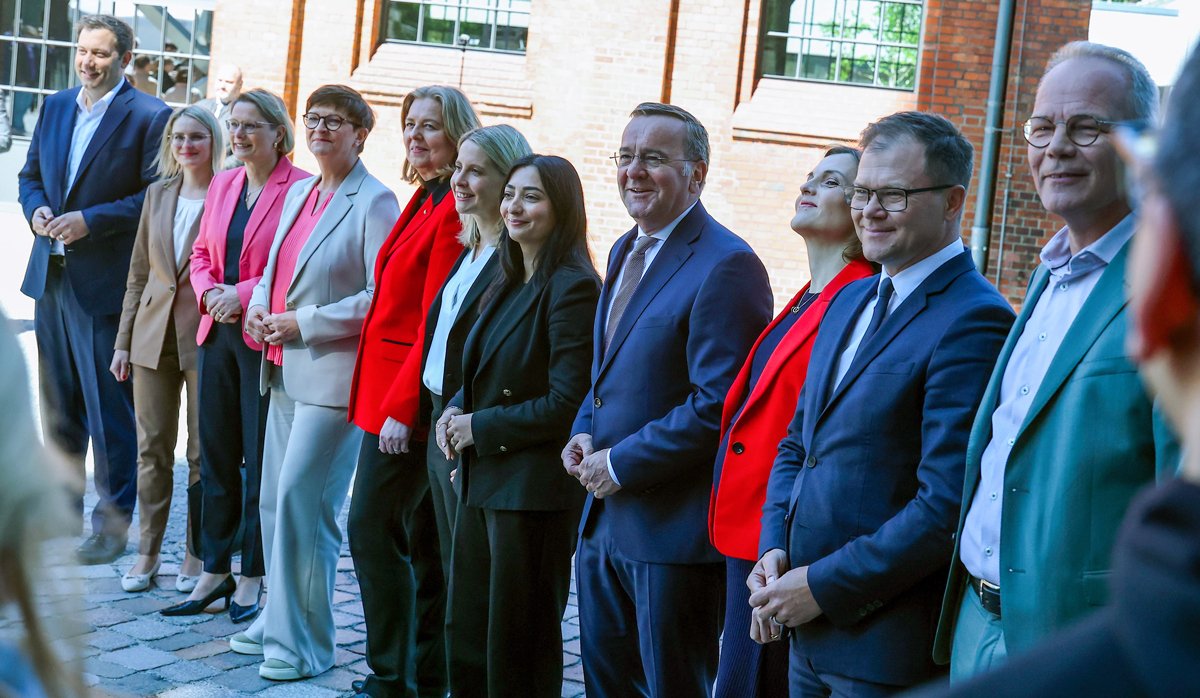 Кандидаты в министры и члены SPD позируют для группового фото перед официальным подписанием коалиционного соглашения о формировании нового правительства Германии, 5 мая 2025 года. Фото: Filip Singer / EPA