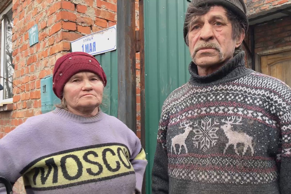 Родители Прилуцкой у своего дома после отхода украинских войск, 16 марта 2025 года. Фото: @kurski_isa / Telegram