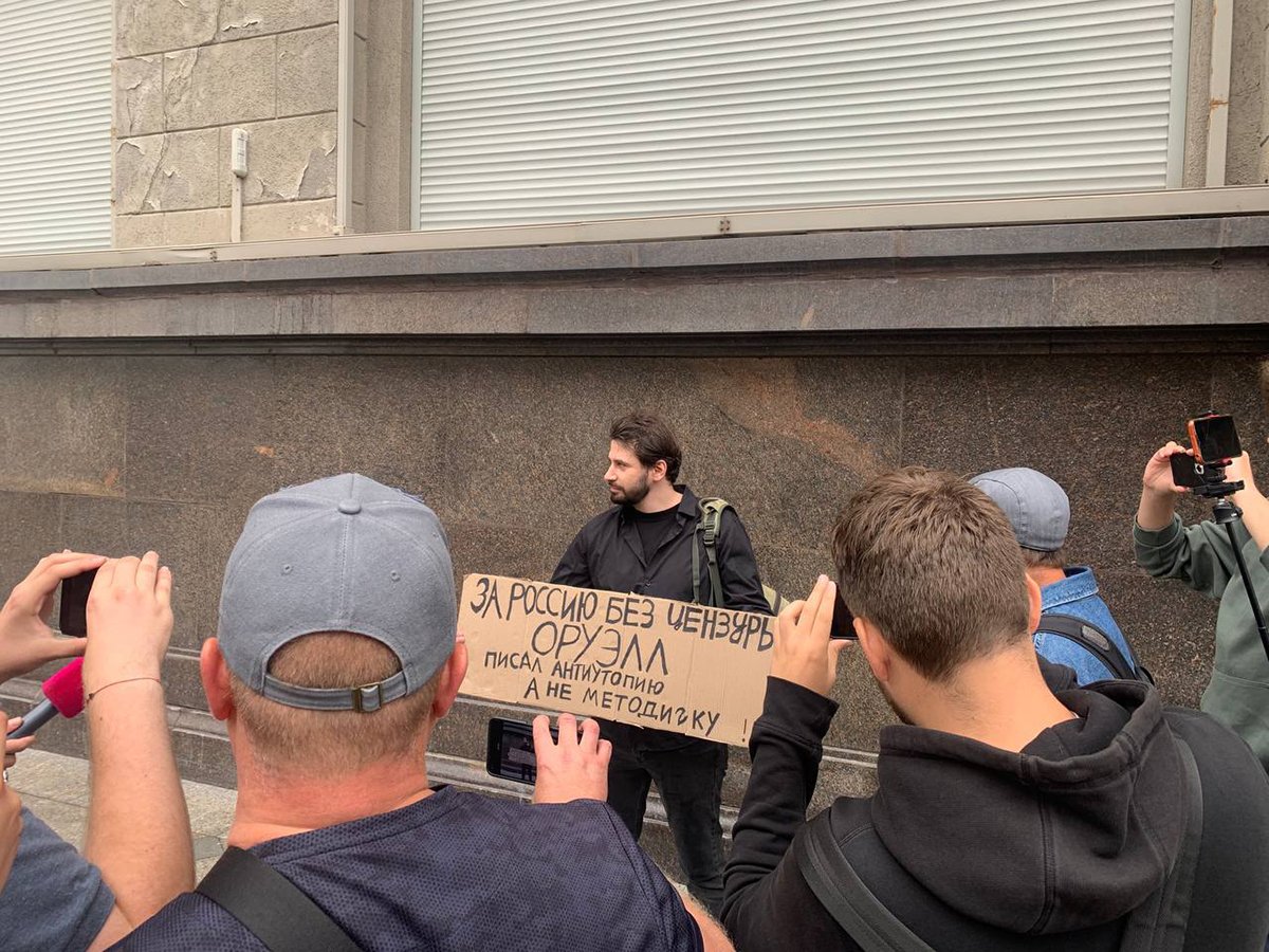 Дмитрий Кисиев во время пикета у здания Госдумы на Охотном ряду. Фото: Telegram / BorisNadezhdin