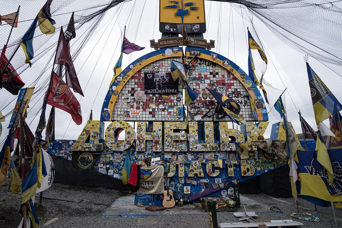 Ukrainian flags on the border of the Donetsk region on 6 April 2025. Photo: Maria Senovilla / EPAx