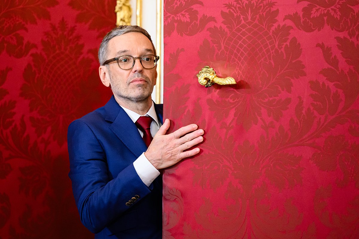 Председатель Австрийской партии свободы (FPÖ) Герберт Кикль после встречи с федеральным президентом Австрии Ван дер Белленом в Вене, Австрия, 6 января 2025 года. Фото: Max Slovencik / EPA-EFE