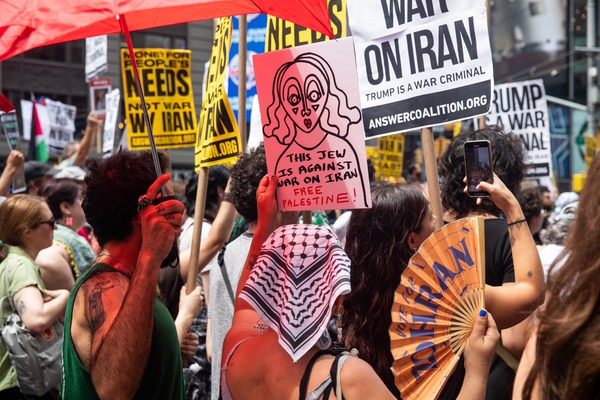 «Я — еврейка, и я против войны с Ираном. Свободу Палестине». Митинг в Нью-Йорке. Фото: Jim Lo Scalzo / EPA Фото: Julius Constantine Motal / EP