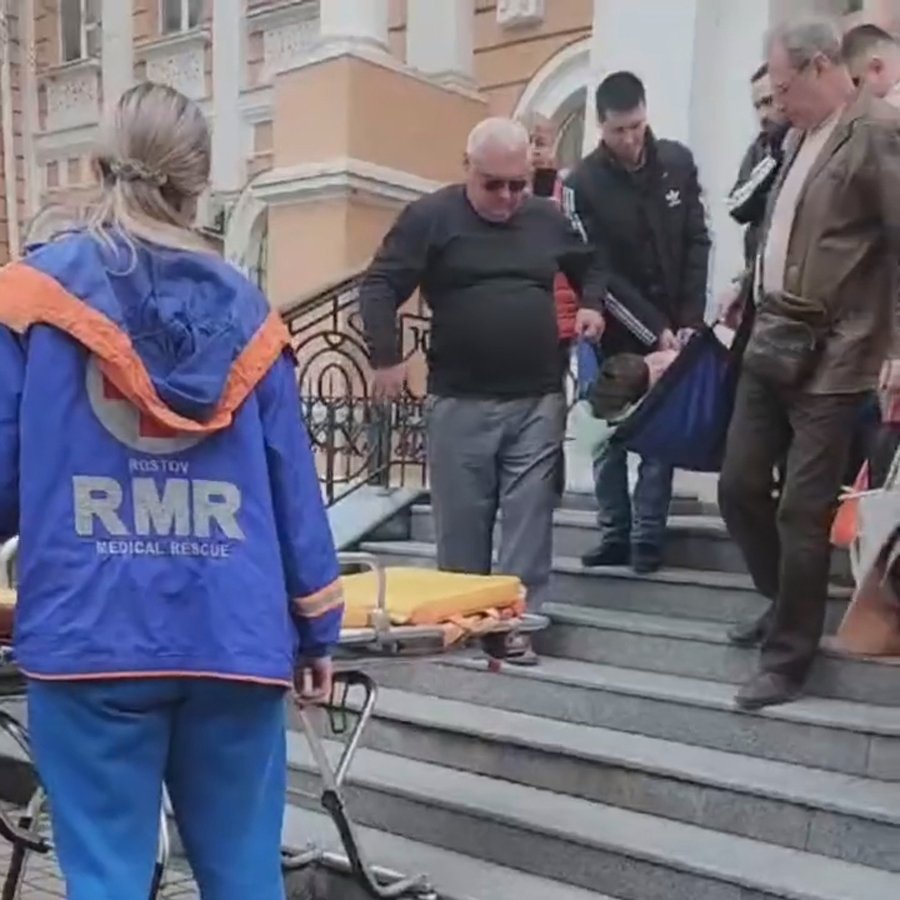 Людмилу Борзило выносят из здания суда, 13 марта 2025 года. Фото: Депутат Наталья Оськина / VK