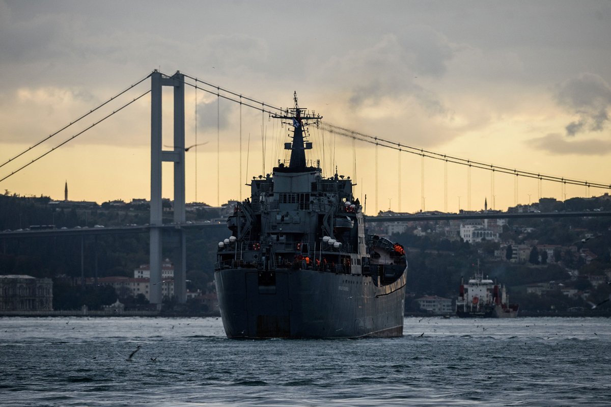 Российский десантный корабль «Николай Фильченков» проходит через пролив Босфор, 18 октября 2016 года. Фото: Ozan Kose / AFP / Scanpix / LETA