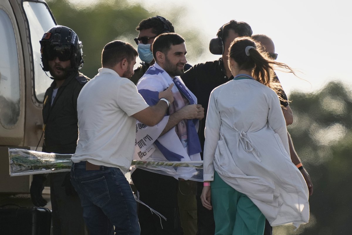 Израильский заложник Сегев Кальфон, освобождённый из сектора Газа, выходит из вертолёта у медицинского центра, Израиль, 13 октября 2025 года. Фото: Leo Correa / AP Photo / Scanpix / LETA