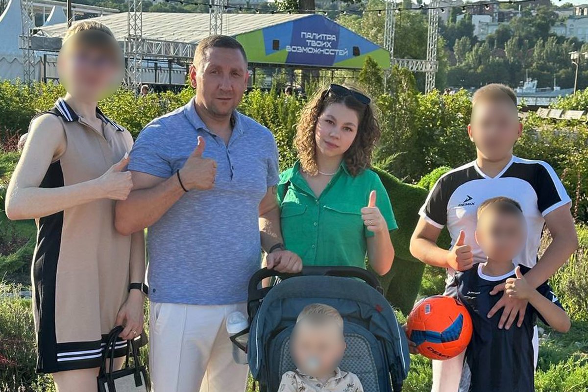 Максим Гелас с семьей. Фото из телеграм-канала Геласа