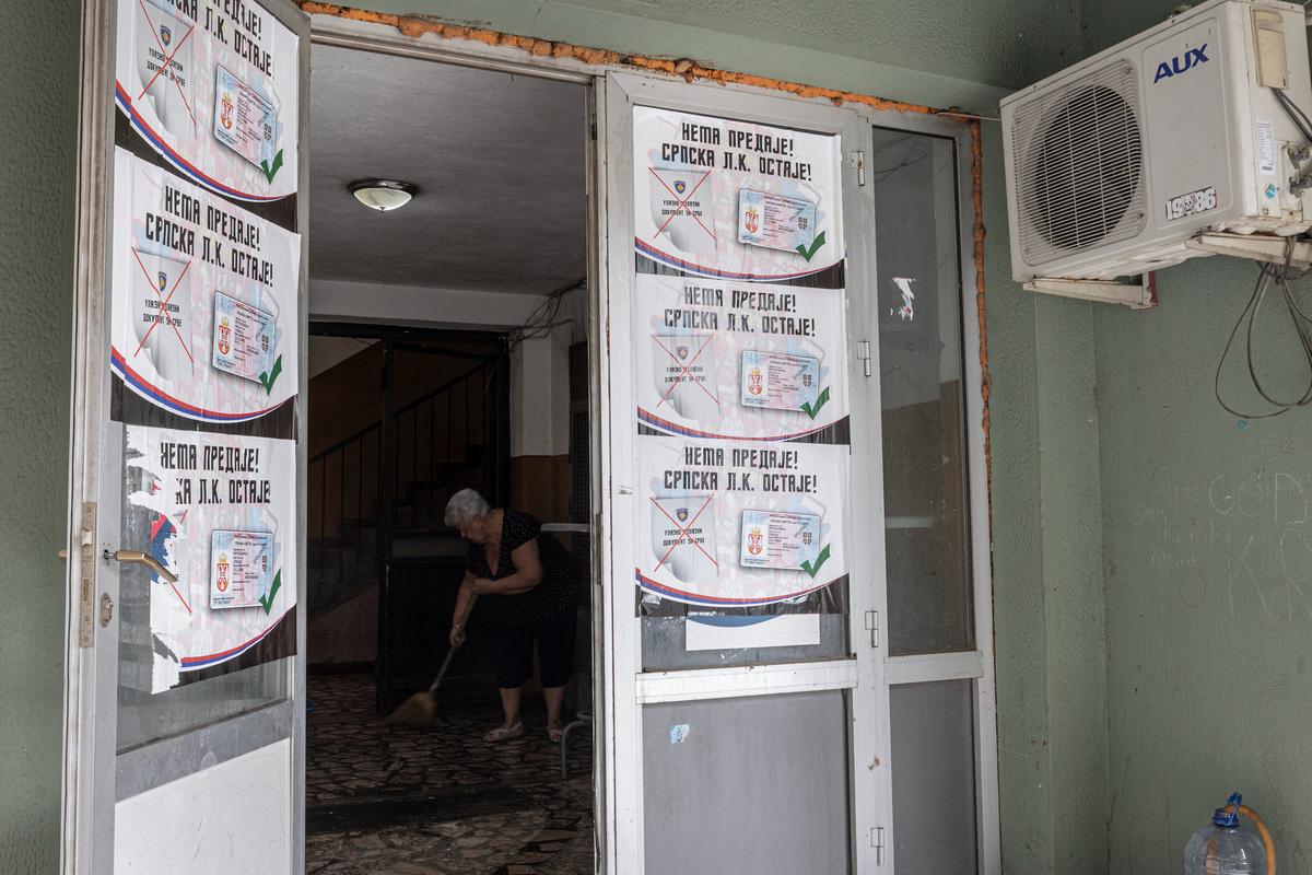 Листовки «Сдаваться нельзя! Сербские права остаются!» в Митровице. Фото: Влад Докшин / Специально для «Новой газеты.Европа»