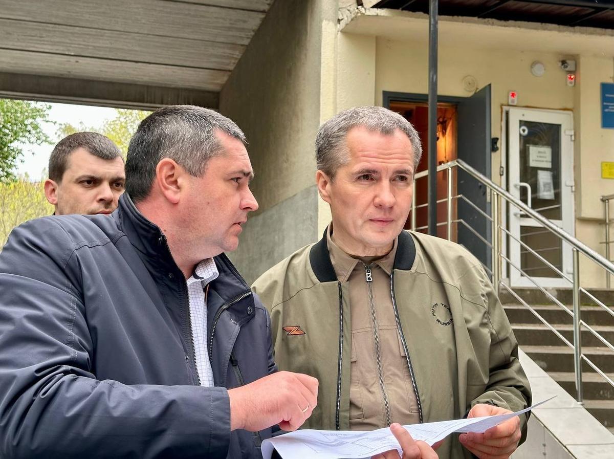 Вячеслав Гладков в брендовой рубашке Bogner на месте падения авиабомбы, 25 апреля 2023 года. Фото: телеграм-канал губернатора Белгородской области