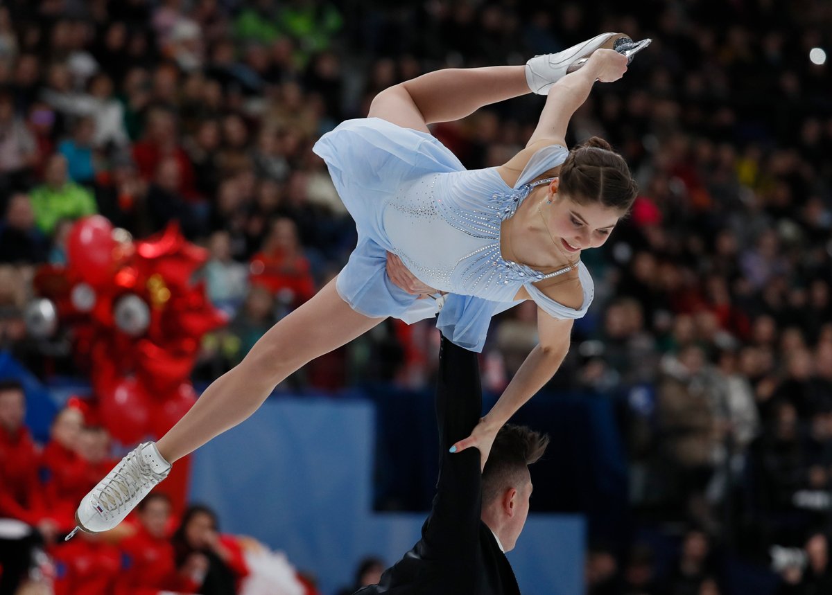 Анастасия Мишина и Александр Галлямов во время исполнения короткой программы на Кубке Первого канала по фигурному катанию, Москва, 22 января 2023 года. Фото: Юрий Кочетков / EPA