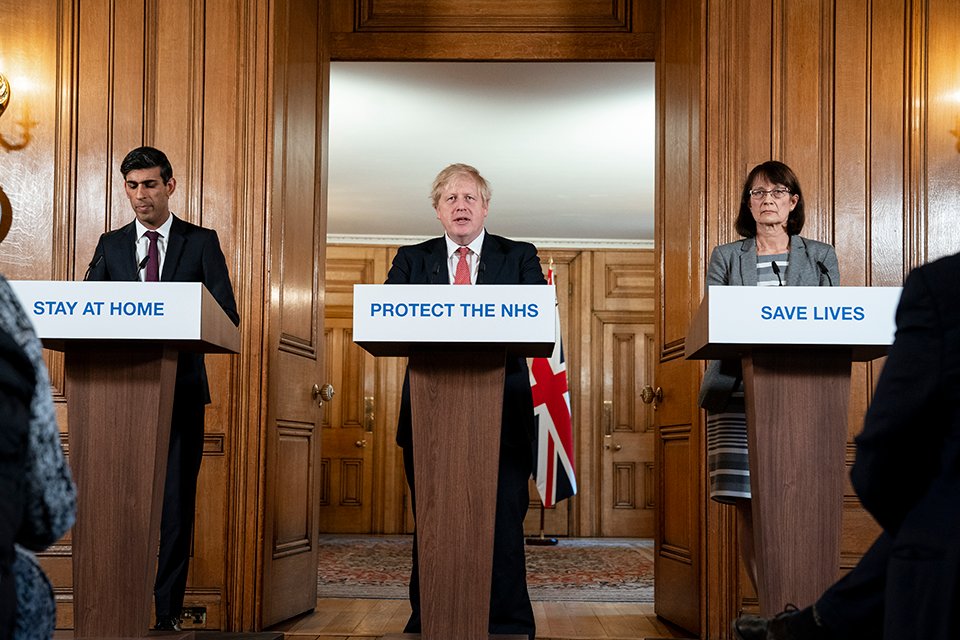 Риши Сунак на пресс-конференции 20 марта 2020 г. с премьер-министром Борисом Джонсоном и заместителем главного врача Дженни Харрис. Фото: Wikimedia Commons , OGL 3