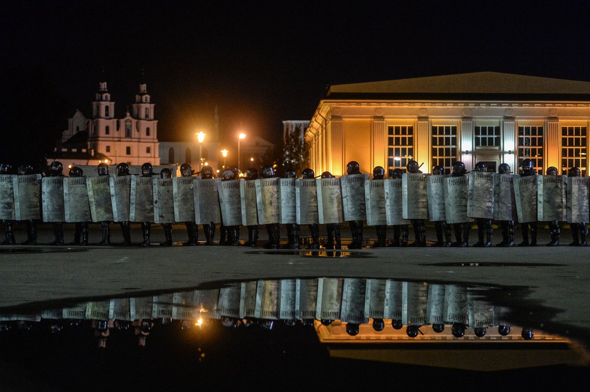 Полицейские во время акций протеста после закрытия избирательных участков на президентских выборах в Минске, 9 августа 2020 года. Фото: Yauhen Yerchak / EPA