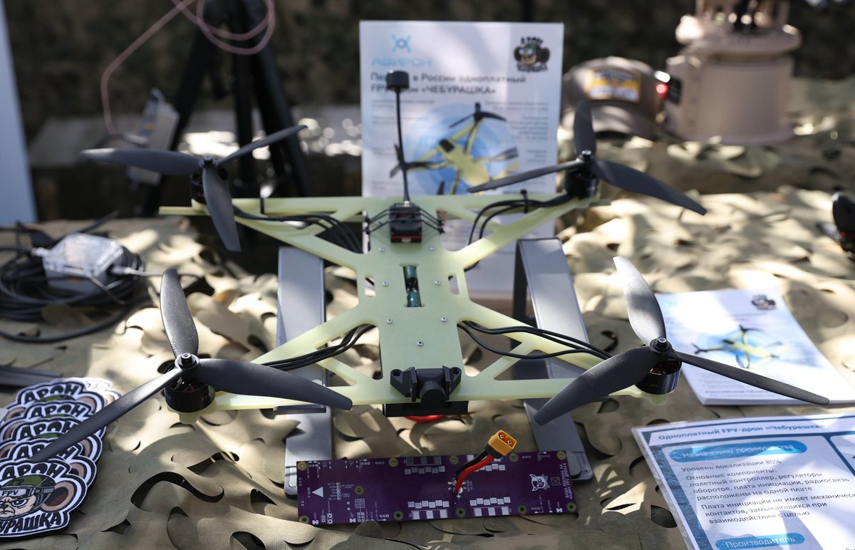 Российский однобортный беспилотник с функцией FPV «Чебурашка» представлен на выставке вооружения и военной техники во время посещения Владимиром Путиным учений «Запад-2025». Фото: Валерий Шарифулин / IMAGO / Scanpix