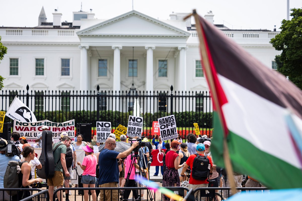 Митинг у Белого дома в Вашингтоне, округ Колумбия, 22 июня 2025 года. Фото: Jim Lo Scalzo / EPA