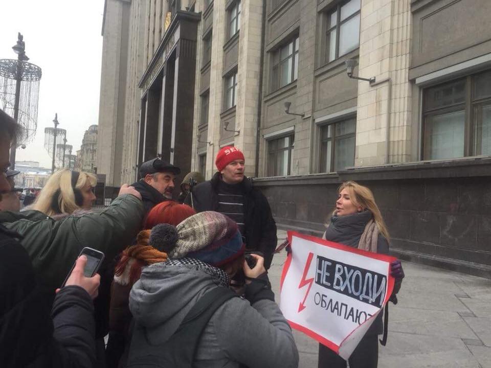 Движение#MeToo в России: правозащитница Алена Попова стоит в пикете против домогательств во время комиссии по этике, проходящей в Госдуме по поводу харрасмента депутата Леонида Слуцкого. Независимые журналистки обвинили его в домогательствах. Фото: фейсбук