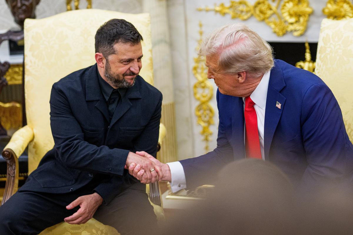Ukrainian President Volodymyr Zelensky shakes hands with US President Donald Trump in the Oval Office of the White House, 18 August 2025. Photo: EPA / AARON SCHWARTZ