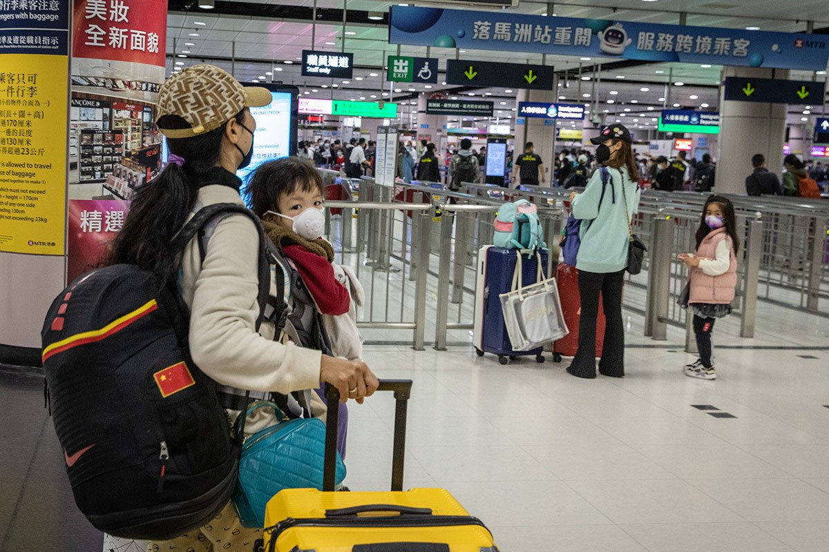 Мать с грудным сыном отправляется в Шэньчжэнь (Китай) из Гонконга. Фото: Alex Chan / SOPA Images / LightRocket / Getty Images