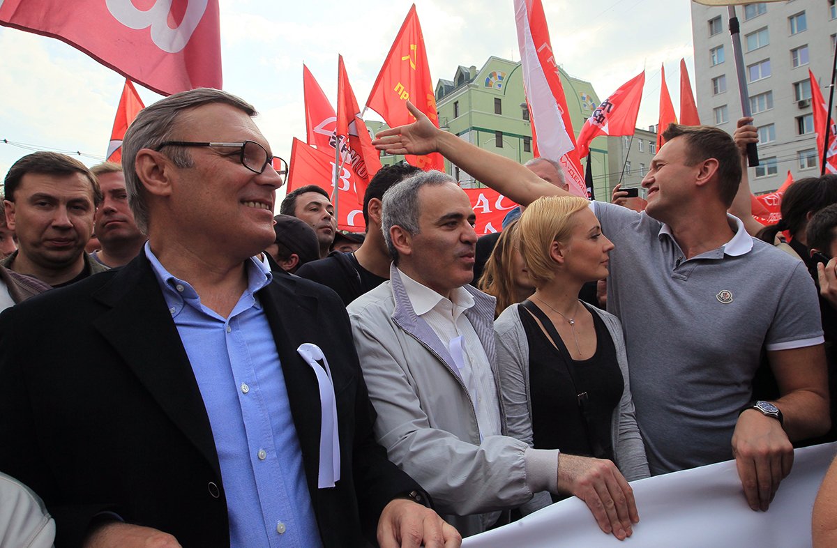 Бывший премьер-министр Михаил Касьянов, чемпион мира по шахматам Гарри Каспаров, Алексей Навальный возглавляют колонну во время «марша миллионов» против предстоящей инаугурации Владимира Путина в Москве, Россия, 6 мая 2012 года. Фото: Сергей Чириков / EPA