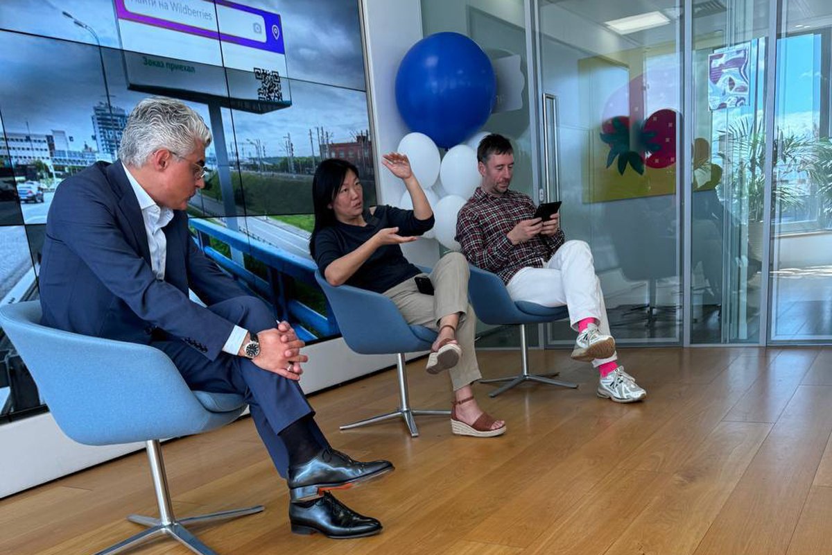 Татьяна и Владислав Бакальчук на встрече в офисе Wildberries. По утверждению Татьяны Бакальчук, на встрече проводилась презентация новой структуры объединенной компании топ-менеджменту. Фото: Telegram