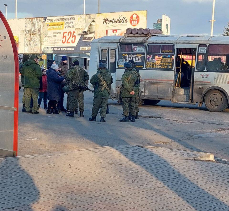 Донецк, 21 февраля, мужчин на улице забирают в военкомат. Фото: Telegram